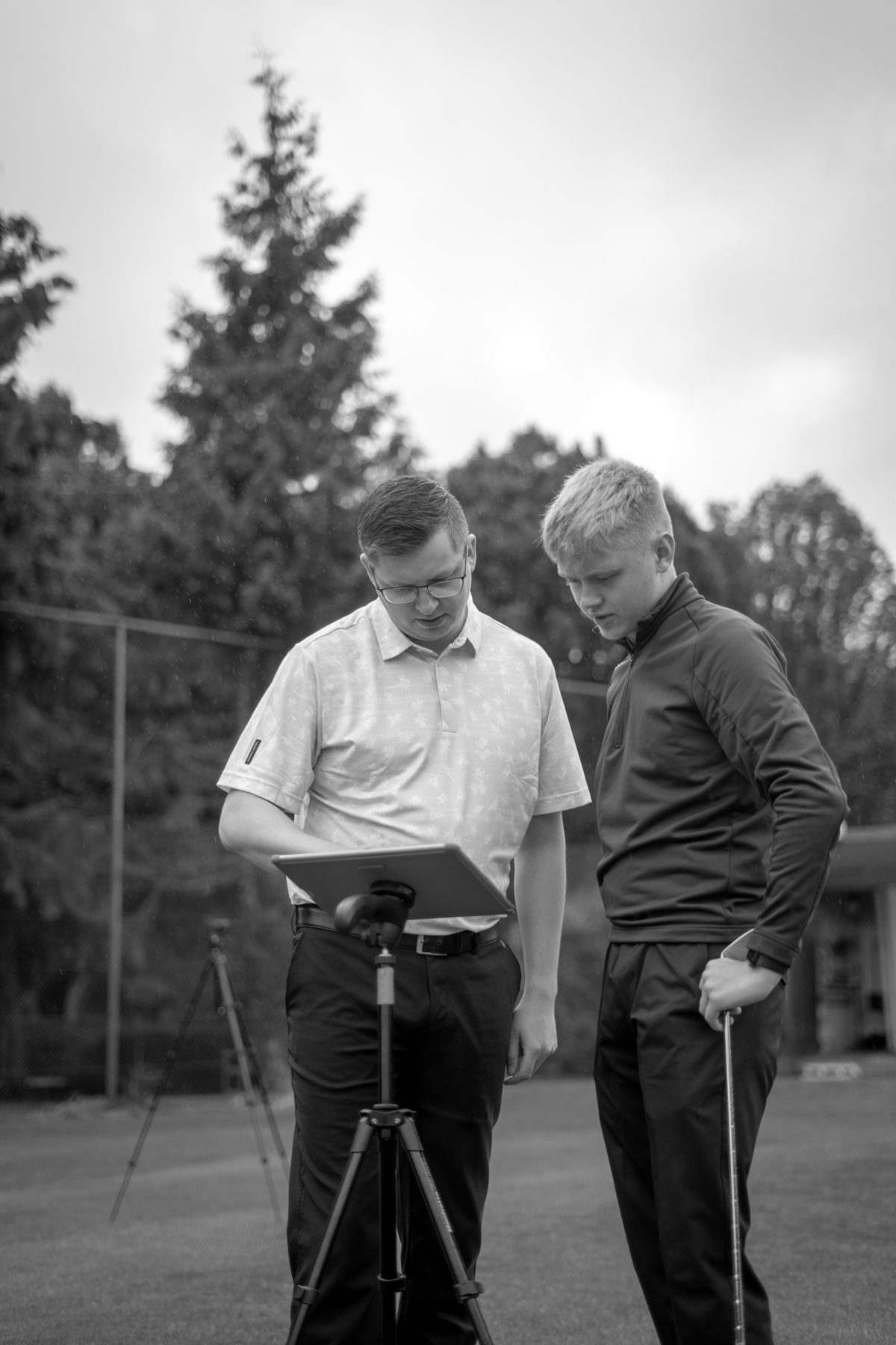 Steve Thomas reviewing lesson data with a golfer